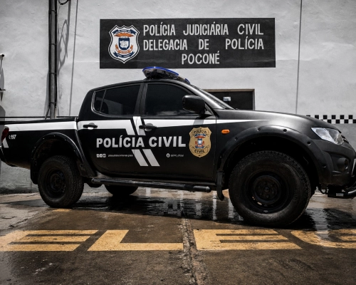 Mulher vai à delegacia de Poconé denunciar agressão e acaba presa com um mandado
